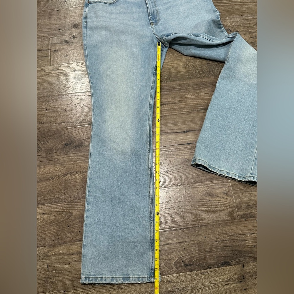 Wrangler Women’s High-Rise Bootcut Jeans
Size: 14 / 32x32 - Picture 6 of 14